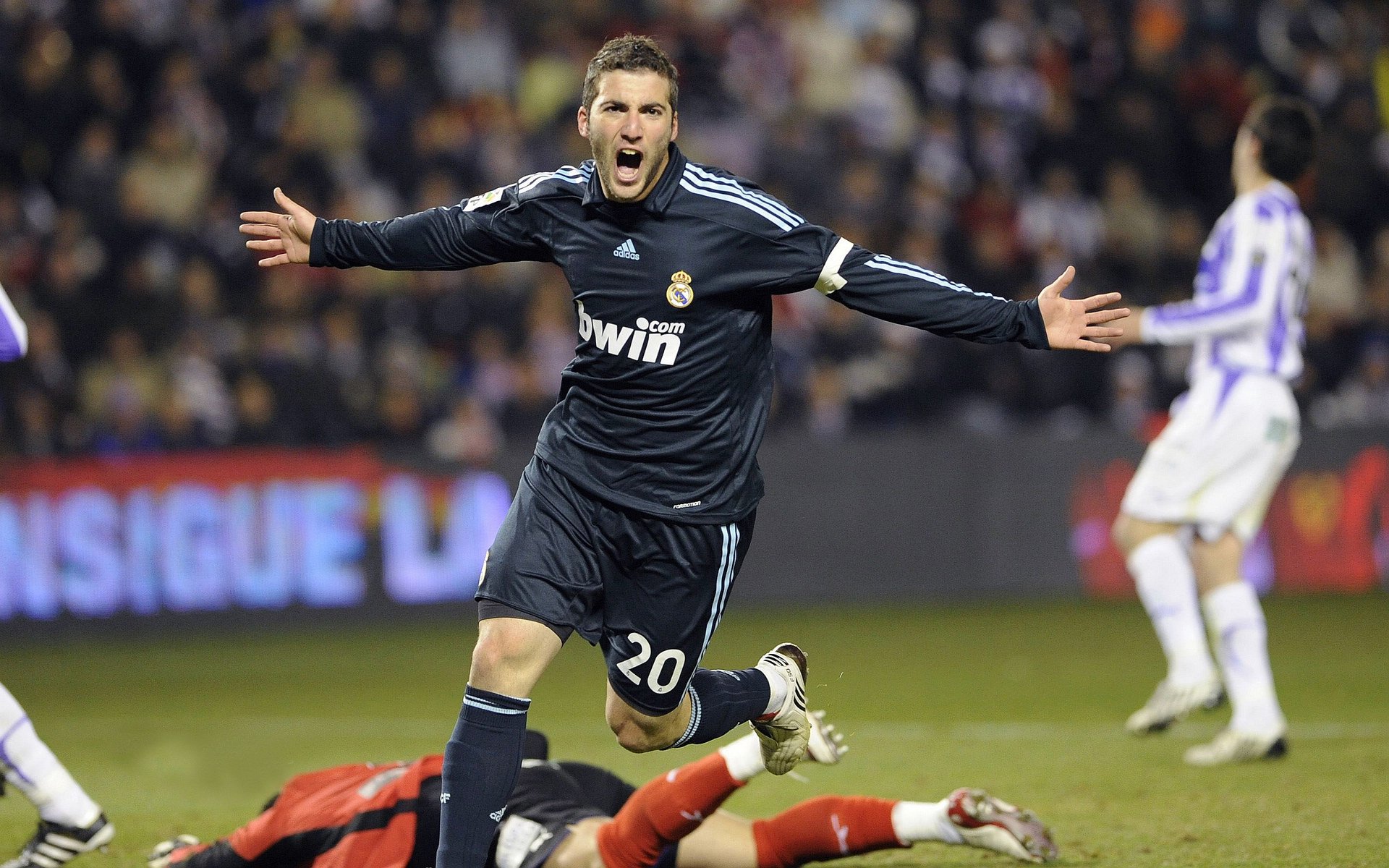 老鹰观众热烈欢呼！，Rookie迎来七赛季出色发挥气势如虹延续