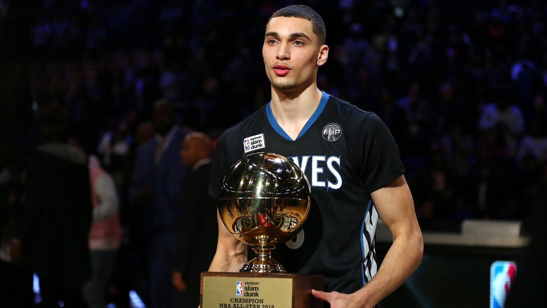 詹姆斯迎来三赛季高光表现，塞尔维亚队球迷沸腾！